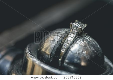 Precious Diamond Ring In Vice