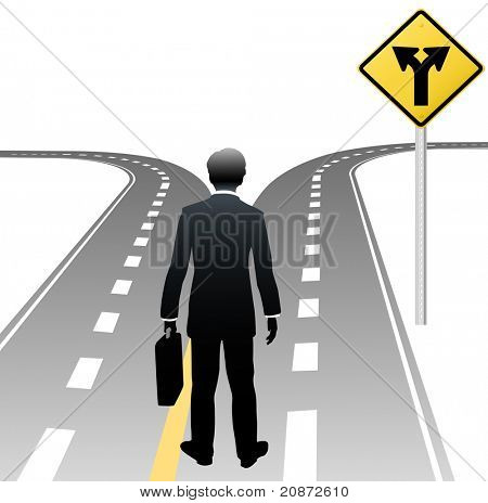 Homme d'affaires permanent au choix de signe de route prend la décision sur l'orientation future