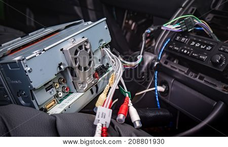 Install New 2 Din Radio In The Car