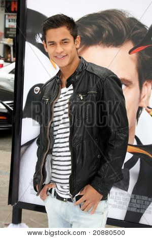 LOS ANGELES - 12 JUN: Bronson Pelletier, arrivando a 