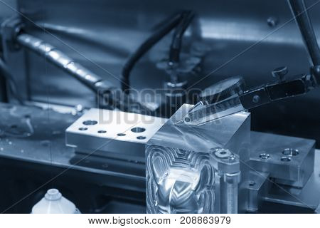 Setup the work pieces by using the dial gauge.Wire-EDM setting operation concept.