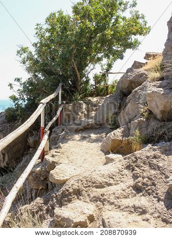 Fencing along the stone path.
Travel along the coast along the path of Prince Golitsyn.