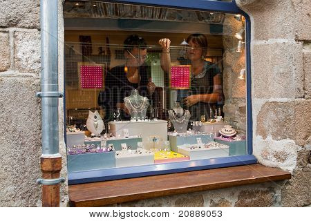 Kleine Schmuck-Schaufenster In Treguier, Frankreich