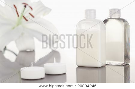 Frascos de vidro branco de orquídea e Unlighted velas brancas