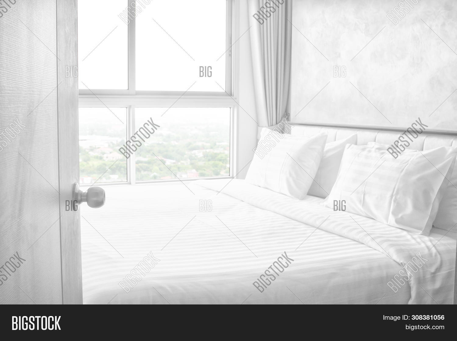 Включи окно белый. Кровать фон. Простыни на окнах. Кровать белая комната солнце