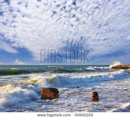 Storm på Middelhavet. En surf på kysten Jaffo, Israel