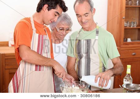 bir 20 yaşında bir çocuk ve 65 yaş yaşlı adam ve kadın birlikte pasta yapma