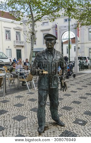 Lisbon, Portugal. April 2018. The Funicular Da Gloria To The Arrival Station Statue Of O Cauteleir, 