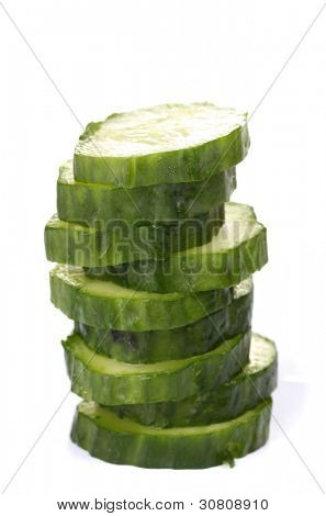 แตงกวาสดแยกต่างหากบนพื้นสีขาว