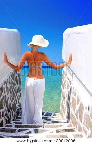 Foto di stile glamour della bella ragazza in posa nel chiosco sulla spiaggia.