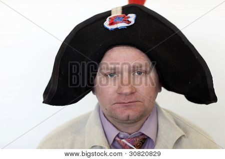 Mand poserer på Bicorn Hat