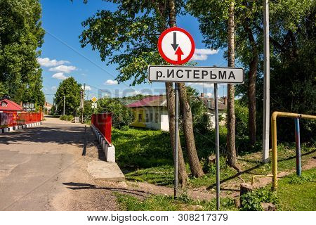 Borovsk, Russia - June 2019: The Bridge Over The Small River Isterma With A Pointer In The City Of B