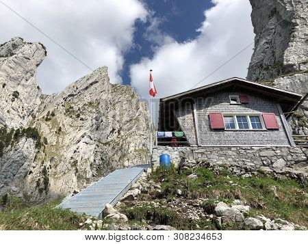Die Kletterhutte (kletterhuette) Bockmattli Or Bockmattlihutte (bockmattlihuette) 1501 M - Sac, Inne