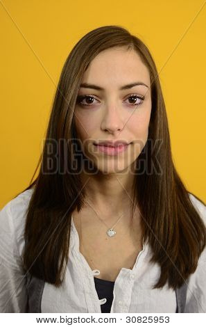 Ritratto di una giovane donna su sfondo giallo