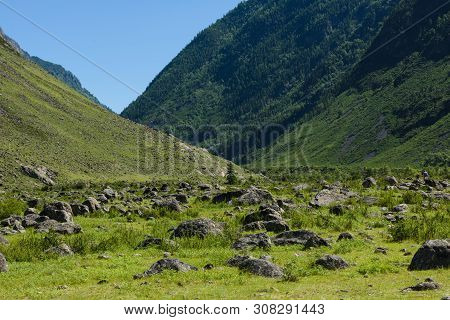 Chulishman Valley In Mountain Altay The Road To Uchar