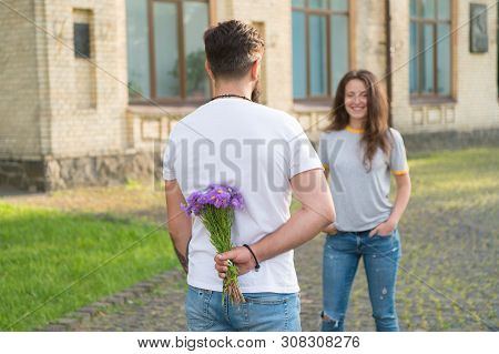 Golden Rules Perfect Date. Simple Happiness. Romantic Date Idea. Guy Prepared Surprise Bouquet For G