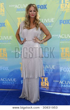 LOS ANGELES - 7 août: Kaley Cuoco arrive à la Teen Choice Awards 2011, qui s'est tenue à l'amphithéâtre Gibson 