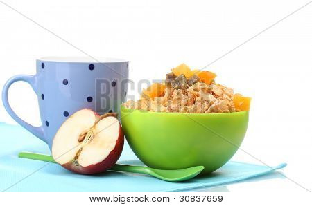 leckere Cornflakes in grüner Schale, Apple und Glas Milch, isoliert auf weiss