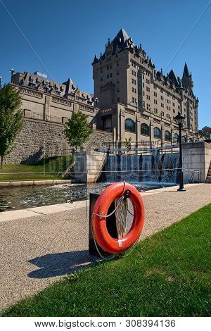 Ottawa, Canada September 18, 2018: Cview Of The Famous Rideau Canal And One Of Its Water Locks Near 