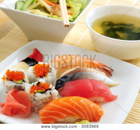 Sushi lounas