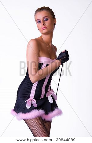 Nacktes Model posiert In Blak und rosa Kleid