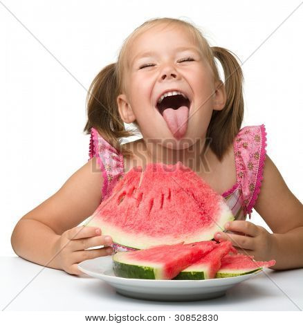 Söt liten flicka är gungy att äta vattenmelon, isolerade över vita