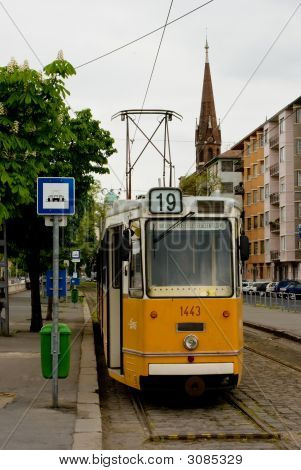 Elektrische Straßenbahn auf schmalen Straßen von Budapest