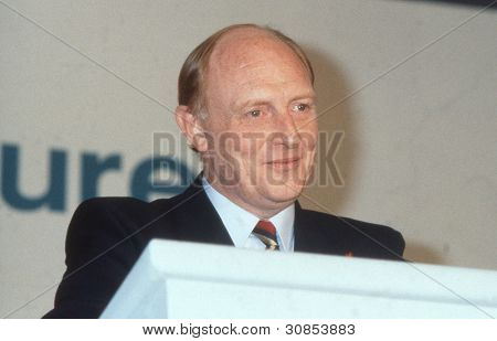 Londres - el 24 de mayo: Rt.Hon. Neil Kinnock, líder del partido laborista, habla en una conferencia de prensa en M