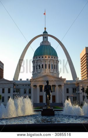 Gateway Arch a staré soudní budovy
