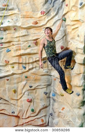 giovane attivo sulla roccia a parete nel centro sportivo