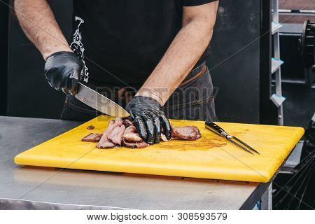 London, Uk - June 22, 2019: Staff Cutting Cooked Meat At A Smokoloco Stall Inside Spitalfields Marke