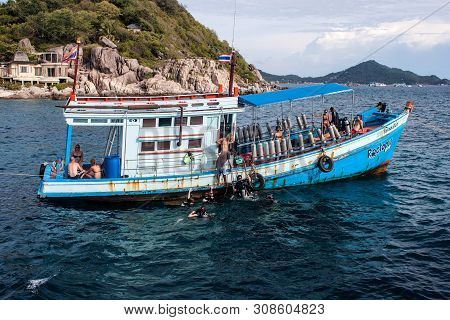 Ko Tao, Thailand - August 29: Boats With Divers At Ko Tao, Thailand On August 29, 2013. Ko Tao Is Sm
