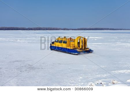 Hovercraft sulla riva di un fiume ghiacciato