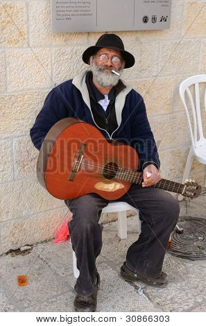 Kudüs - 23 Şubat: 23 Şubat 2012 Jerus busking ara bir A klasik gitarist alır