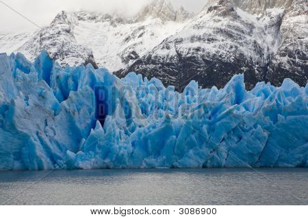 Blauw ijs op grijs Glacier