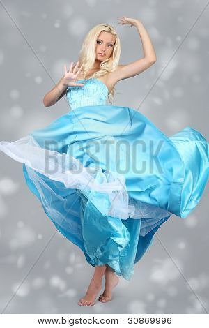 Mulher atraente vestindo vestido azul