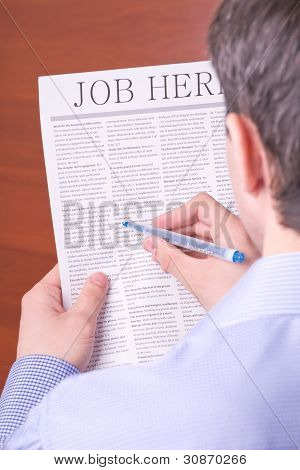 Man lezen van een krant