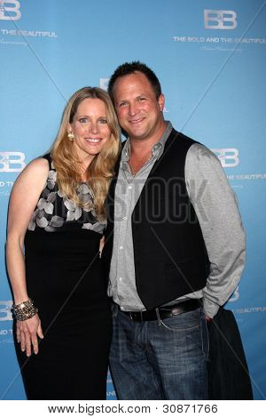 LOS ANGELES - 10 mars : Lauralee Bell ; Scott Martin arrive sur le Bold and Beautiful 25th Anniversar