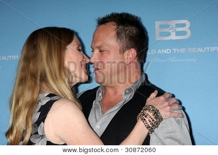 LOS ANGELES - 10 mars : Lauralee Bell ; Scott Martin arrive sur le Bold and Beautiful 25th Anniversar