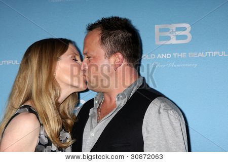 LOS ANGELES - 10 mars : Lauralee Bell ; Scott Martin arrive sur le Bold and Beautiful 25th Anniversar
