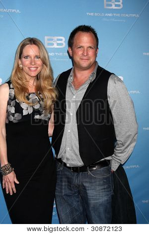 LOS ANGELES - 10 mars : Lauralee Bell ; Scott Martin arrive sur le Bold and Beautiful 25th Anniversar