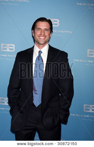 LOS ANGELES - 10 mar: Scott Bailey มาถึงที่ตัวหนาและสวยปาร์ตี้ฉลองครบรอบ 25 ในการ 