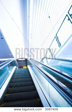 Spostare la scala mobile In ufficio moderno