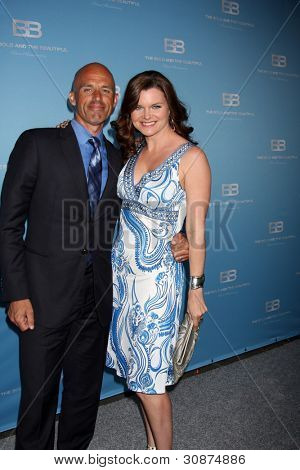 LOS ANGELES - MAR 10: James Achor; Heather Tom ankommer til fed og smuk 25th jubilæum Pedersen