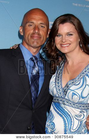 LOS ANGELES - MAR 10: James Achor; Heather Tom ankommer til fed og smuk 25th jubilæum Pedersen