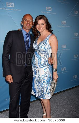 LOS ANGELES - MAR 10: James Achor; Heather Tom ankommer til fed og smuk 25th jubilæum Pedersen