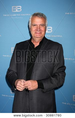 LOS ANGELES - MAR 10: John McCook dorazí na tučné a krásná 25th výročí Party v P