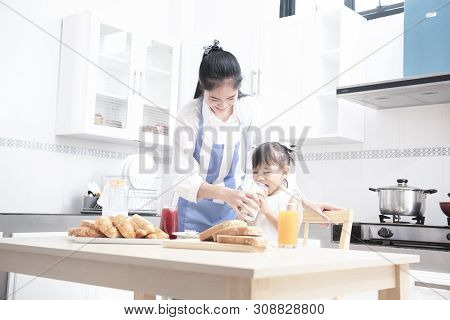 The Sisters And Sisters Had Breakfast With Milk At The Table, Happy.