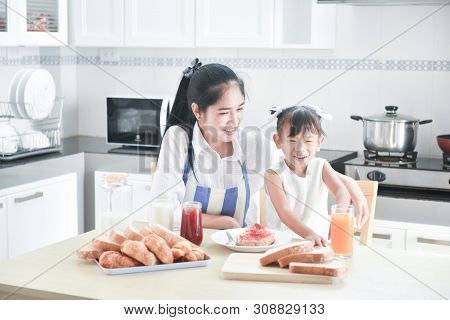 The Sisters And Sisters Had Breakfast With Milk At The Table, Happy.