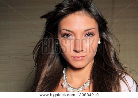 Glamour portret van sexy vrouw op bambo achtergrond